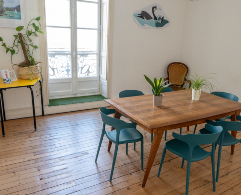 Coworking Nantes Erdre, photo d'une salle de réunion lumineuse pour 8 personnes.