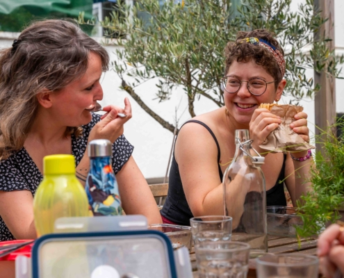 Coworking gare de Nantes, photo d'un moment de partage durant le repas sur la terrasse ensoleillée.