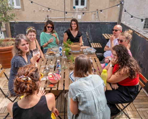 Partagez des repas au Coworking Gare de Nantes sur la terrasse ensoleillée.