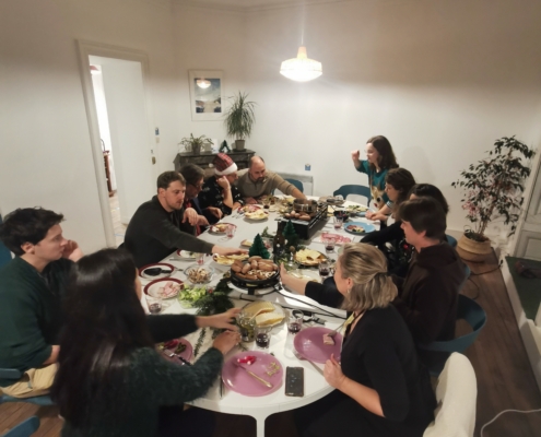 Photo d'un groupe de coworkers, partageant un repas convivial et créant du lien à Nantes Erdre.