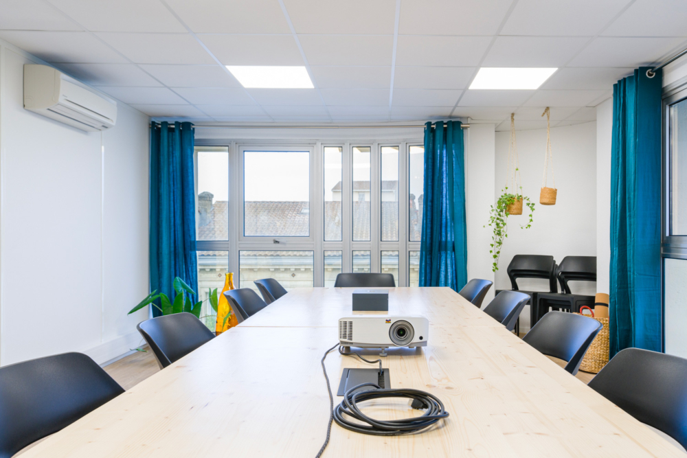 Vidéo projecteur à disposition dans la grande salle de La Cordée coworking, Bordeaux